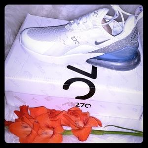 Womans nike airmaxx 270s